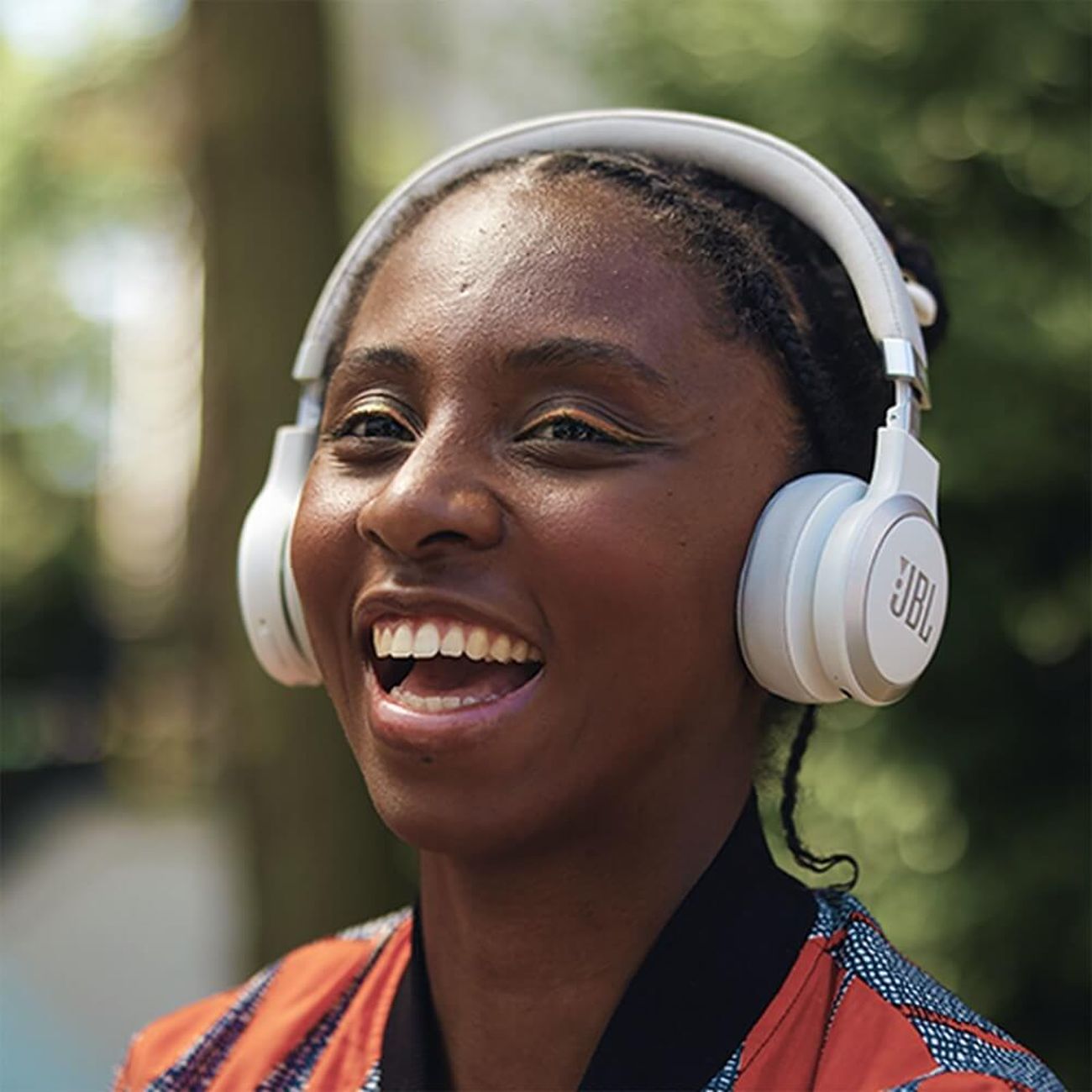 overhead-bluetooth-headphones-jbl-live-670nc-white-jbllive670ncwht-10