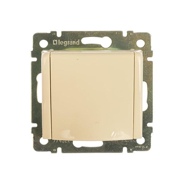 legrand-valena-s-kryshkoj-i-zazemleniem-krem-774322-695614